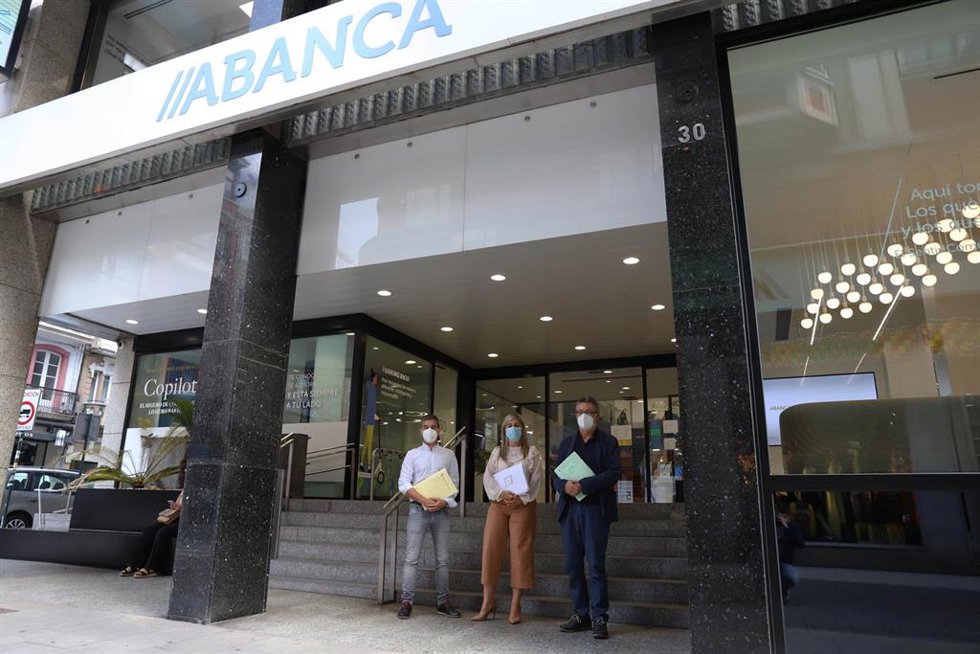 Entrega de firmas contra el cierre de oficinas en ayuntamientos del rural