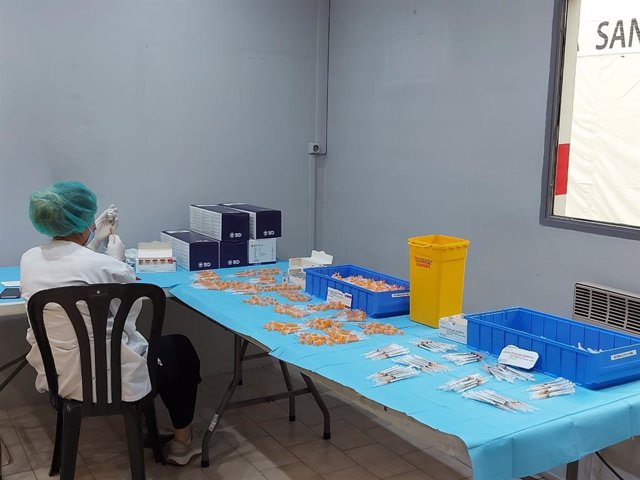 Una profesional sanitaria andorrana preparando vacunas de Covid-19.