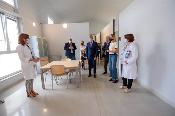 El gerente del Sergas, José Flores; junto al gerente del área sanitaria de Vigo, Javier Puente; y la delegada territorial de la Xunta, Marta Fernández-Tapias, visitan el nuevo Hospital de Día Infanto-Juvenil, para pacientes con trastorno mental grave.