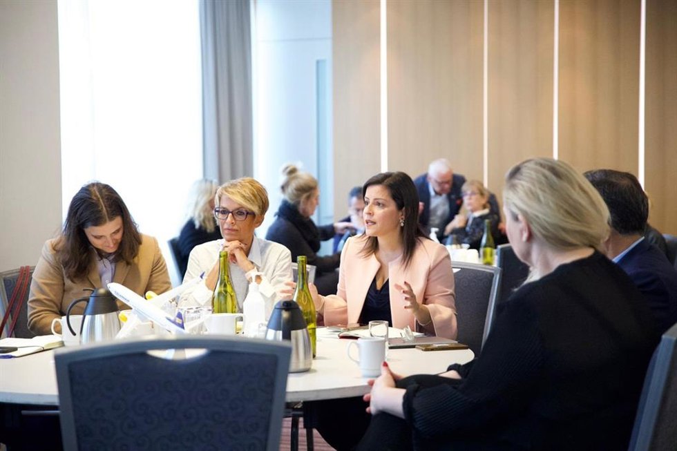 Las consejeras de Economía y Turismo del Gobierno de Canarias, Elena Máñez y Yaiza Castilla, en un encuentro comercial en Islandia