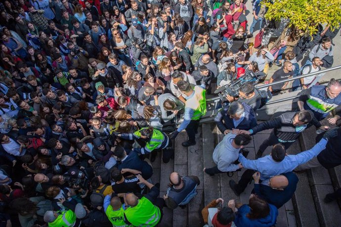 Archivo - Protesta en la Universitat Autnoma de Barcelona (UAB) por la presencia de Cayetana Álvarez de Toledo (PP), el 11 de abril de 2019