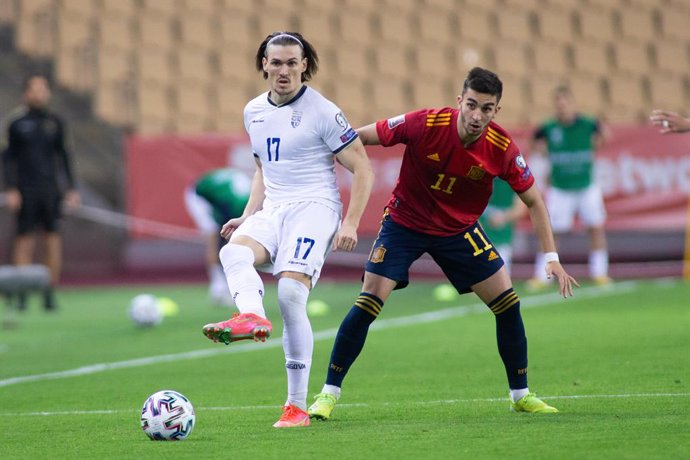 Archivo - Benjamin Kololli of Kosovo and Ferran Torres of Spain during the FIFA World Cup 2022 Qatar qualifying match between Spain and Kosovo at Estadio La Cartuja on March 31, 2021 in Sevilla, Spain