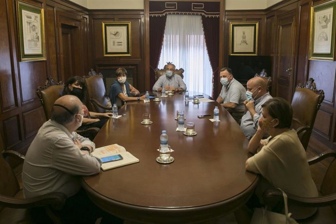 El alcalde de Pamplona, Enrique Maya, se reúne con hosteleros para valorar medidas ante hechos violentos ocurridos en las últimas semanas.