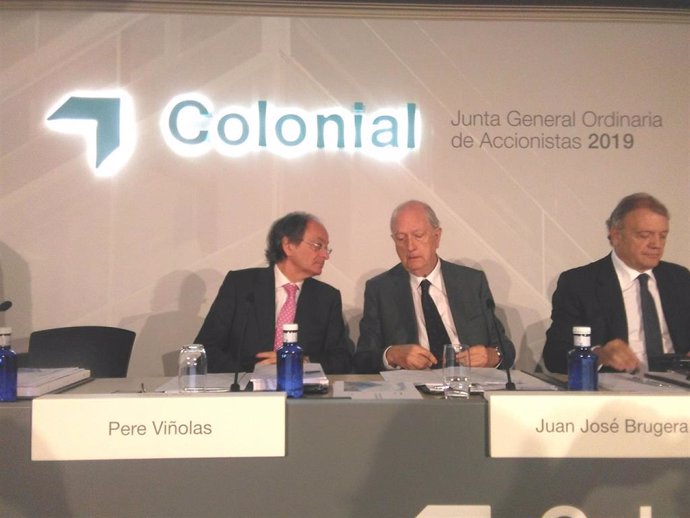 Archivo - El presidente de Colonial, Juan José Bruguera, y el consejero delegado, Pere Viñolas, en la junta de accionistas 2019 de la compañía.