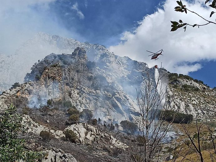 Intervención del helicóptero del Gobierno de Cantabria en el incendio de Cillorigo de Liébana.