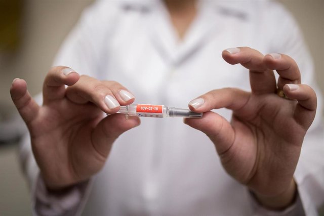 Archivo - Un vial de la vacuna contra el coronavirus