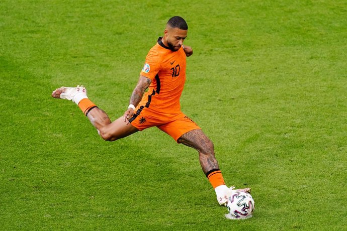 Archivo - Memphis Depay of the Netherlands shoots to score his sides first goal from the penalty spot during the UEFA Euro 2020, Group C football match between Netherlands and Austria on June 17, 2021 at the Johan Cruijff ArenA in Amsterdam, Netherlands