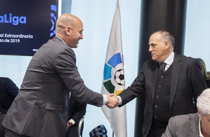 Archivo - Luis Rubiales, presidente de la Real Federación Española de Fútbol (RFEF), con el presidente de LaLiga, Javier Tebas