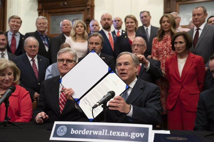 Archivo - 16 June 2021, US, Austin: Texas leaders including Gov. Greg Abbott (C) and Dam Patrick (L) announce a campaign to build a southern border wall with Mexico using a combination of state and privately donated funds. Abbott voiced frustration with