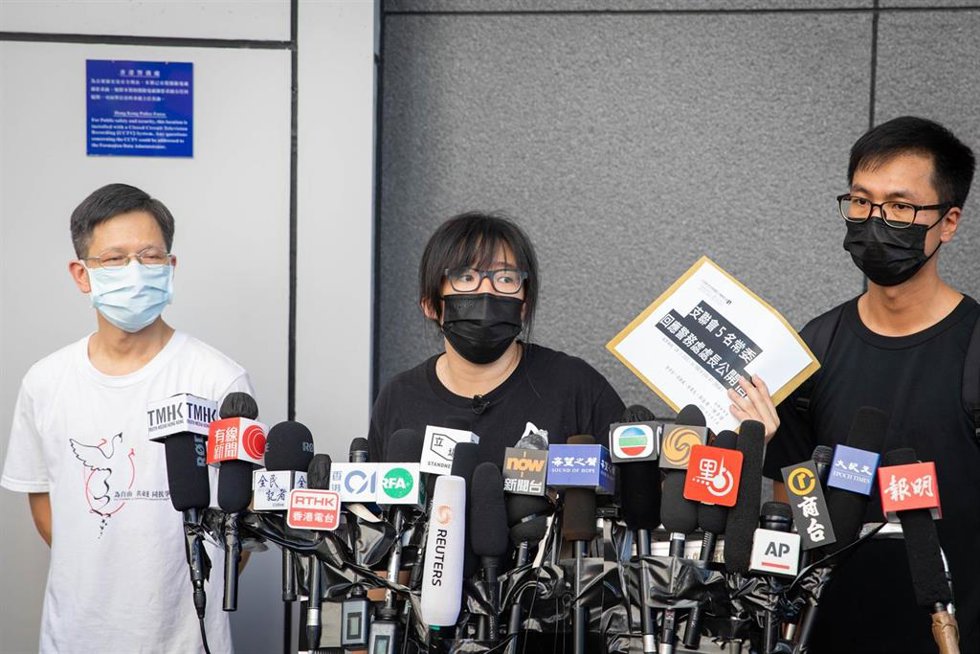 La vicepresidenta de la Alianza de Hong Kong, Chow Hang Tung (en el centro).