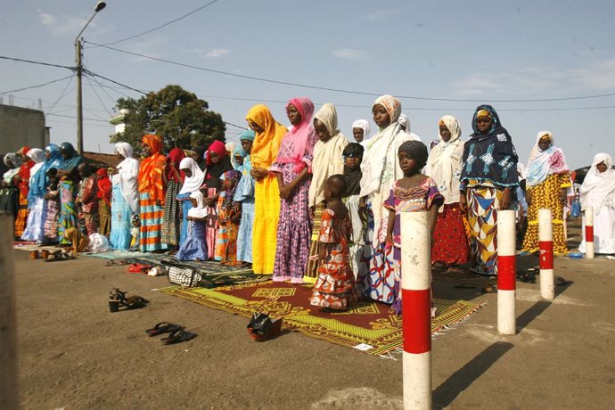 Un grupo de mujeres en las inmediaciones de una mezquita en Abiyán, Costa de Marfil.