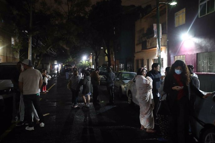 Un grupo de personas en plena calle tras abandonar sus hogares al anuciarse la alarma sísmica por un terremoto de 7,1 que ha tenido su epicentro en Acapulco.