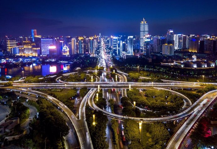 Photo shows the night view of Zhuxi overpass in Nanning, south China. (Xinhua/Li Xin)