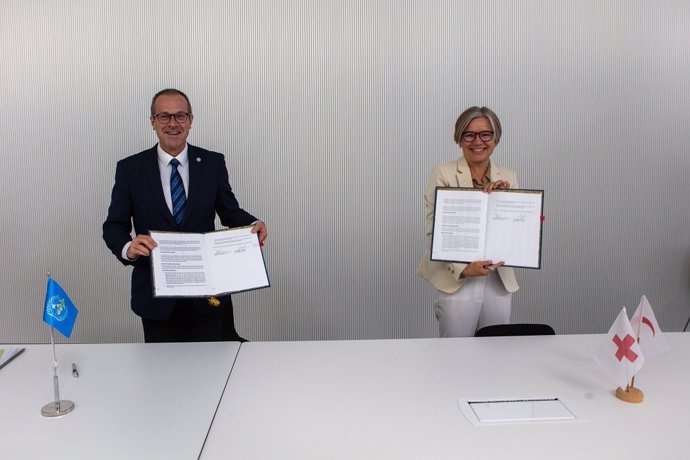 El Dr. Hans Henri P Kluge, Director Regional de la OMS para Europa, y la Sra. Birgitte Bischoff Ebbesen, Sra. Birgitte Bischoff Ebbesen, firman un Memorando de Entendimiento entre la OMS / Europa y la Federación Internacional de Sociedades de la Cruz Ro