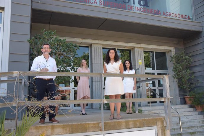 En la foto de grupo, en primera fila y de izquierda a derecha: Antonio López y María José Sánchez. Al fondo, de izquierda a derecha: Vera Antolinos y Sonia Soto.