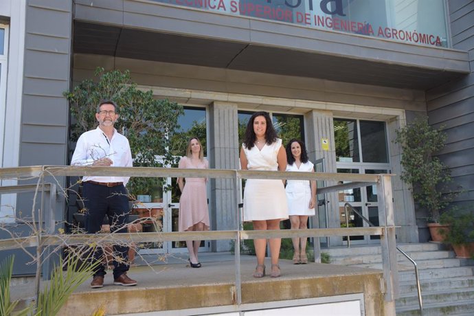 En la foto de grupo, en primera fila y de izquierda a derecha: Antonio López y María José Sánchez. Al fondo, de izquierda a derecha: Vera Antolinos y Sonia Soto.