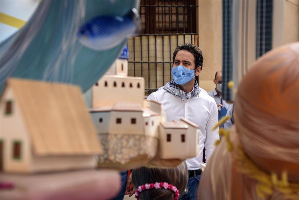 El secretario general del PP, Teodoro García Egea, visita la Falla del Pilar el día en que arrancan las Fallas de Valencia, a 1 de septiembre de 2021, en Valencia, Comunidad Valenciana, (España). 