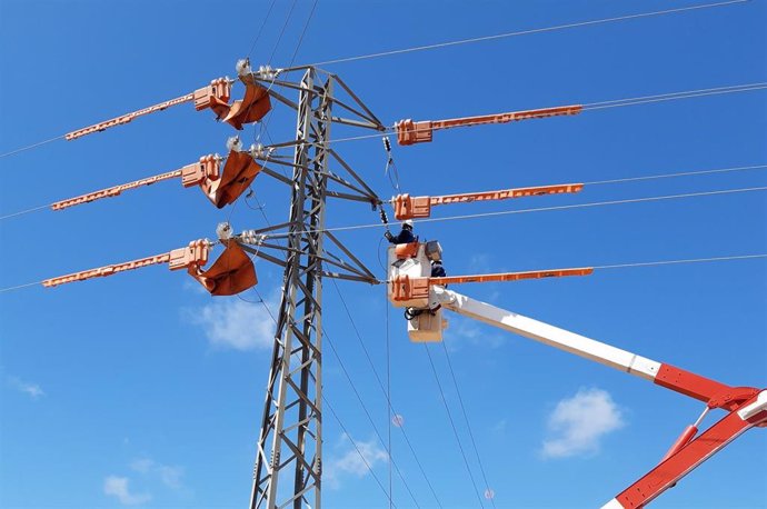 Instalación del doble circuito eléctrico entre s'Estanyol y Cala Pi.