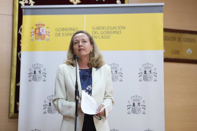 La vicepresidenta para Asuntos Económicos y Transformación Digital del Gobierno de España, Nadia Calviño, durante la rueda de prensa. A 17 de agosto de 2021, en Cádiz (Andalucía, España).