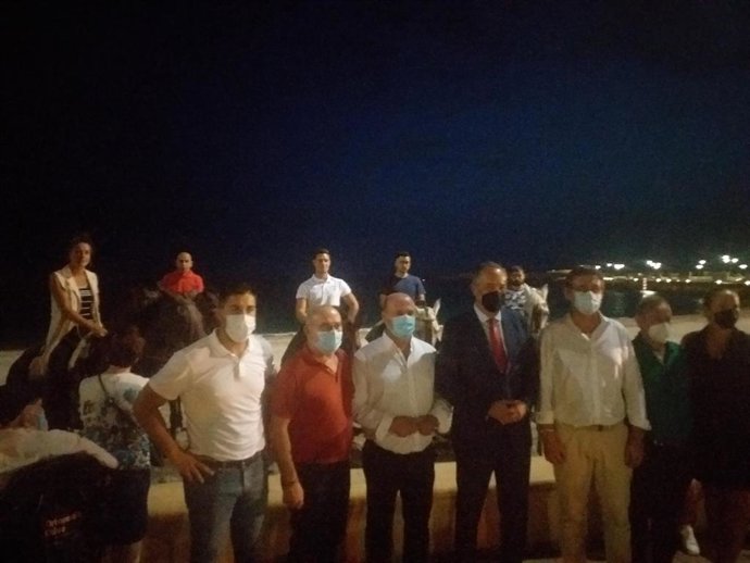 Vicente García Egea y Manuel Cortés junto a algunos de los jinetes participantes