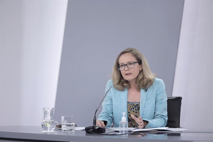 Archivo - La vicepresidenta primera del Gobierno y ministra de Asuntos Económicos y Transformación Digital, Nadia Calviño, interviene en una rueda de prensa posterior al Consejo de Ministros celebrado en Moncloa, a 27 de julio de 2021, en Madrid (España