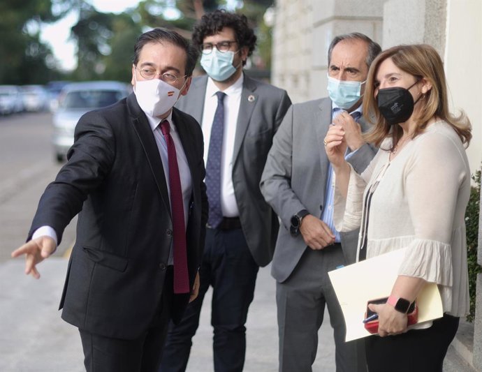 El ministro de Asuntos Exteriores, Unión Europea y Cooperación, José Manuel Albares (1i), y el director de la AECID, Antón Leis (2i), a su llegada a la sede de la Agencia Española de Cooperación Internacional para el Desarrollo-AECID para intervenir en 