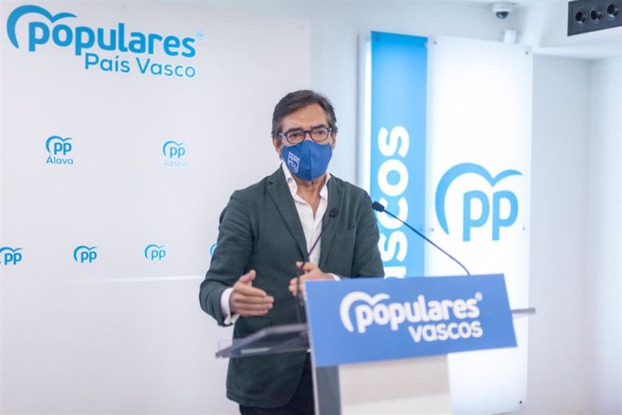 Archivo - El presidente del PP de Álava, Iñaki Oyarzabal, en rueda de prensa en Vitoria