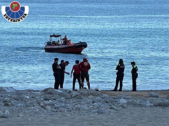 Los Servicios de Emergencias de Euskadi recuperan en la playa de Saturraran el cuerpo sin vida de un hombre
