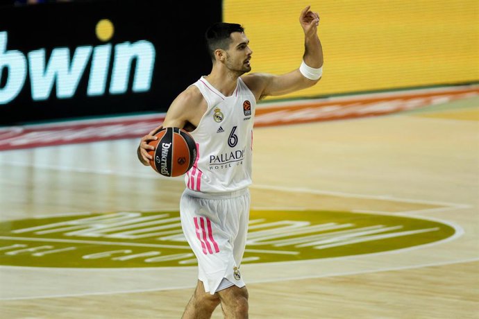 Archivo - Alberto Abalde jugando un partido con el Real Madrid de la temporada 2020-2021