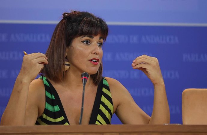 La portavoz de Adelante Andalucía y parlamentaria no adscrita, Teresa Rodríguez, en rueda de prensa en el Parlamento.