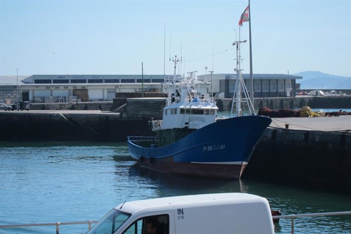 Archivo - Pesquero atracado en Getaria (Gipuzkoa)