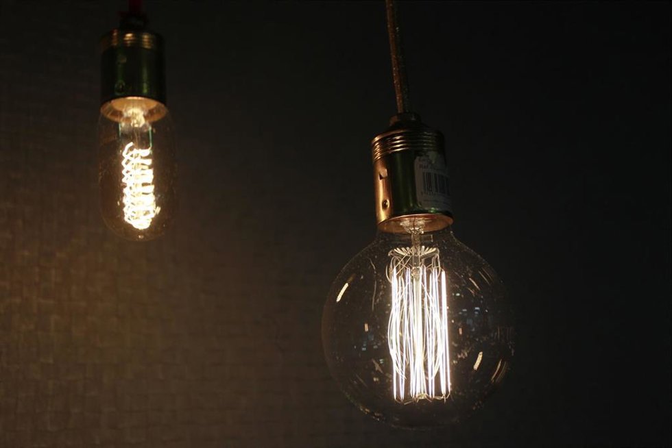 Archivo - Bombillas encendidas.