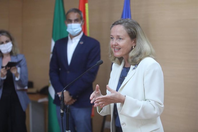 La vicepresidenta para Asuntos Económicos y Transformación Digital del Gobierno de España, Nadia Calviño (d), durante la rueda de prensa. A 17 de agosto de 2021, en Cádiz (Andalucía, España).