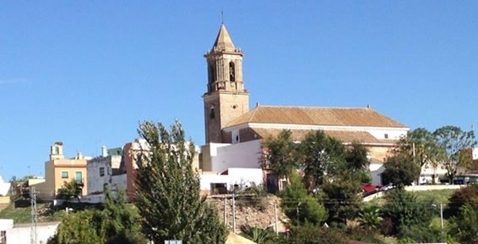 Archivo - Imagen de la localidad sevillana de Cantillana, único municipio andaluz que actualmente cuenta con restricción a la movilidad nocturna, pero que este miércoles sitúa su tasa en 447,1 (Foto de archivo)