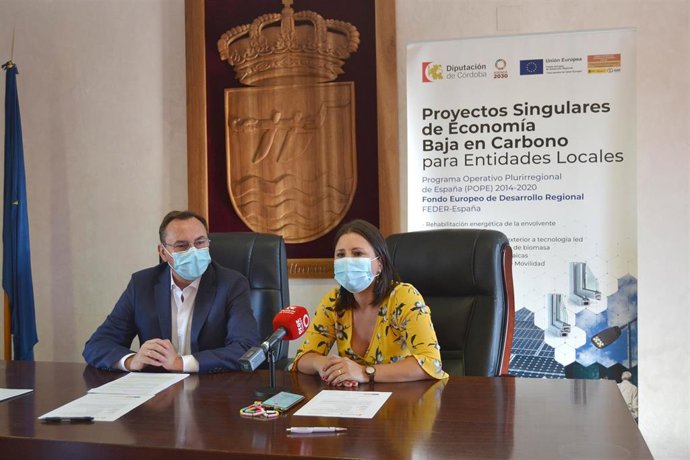 El delegado de Medio Natural y Carreteras de la Diputación de Córdoba, Francisco Palomares y la alcaldesa de Algallarín, Encarnación Jiménez.