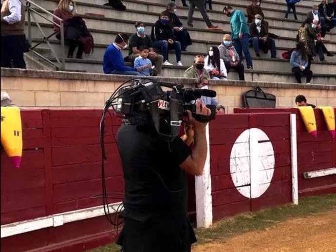 Archivo - Un cámara de CyLTV durante la retransmisión de una corrida.
