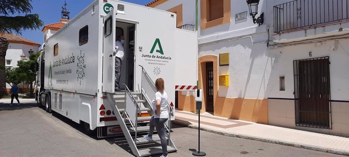 Archivo - Una mujer espera su turno para hacerse el test del Covid en Valsequillo.