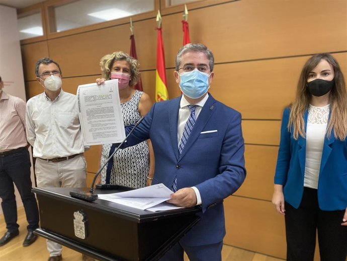 Pacheco, acompañado por el resto de ediles del PP, muestra los documentos que justifican su gestión