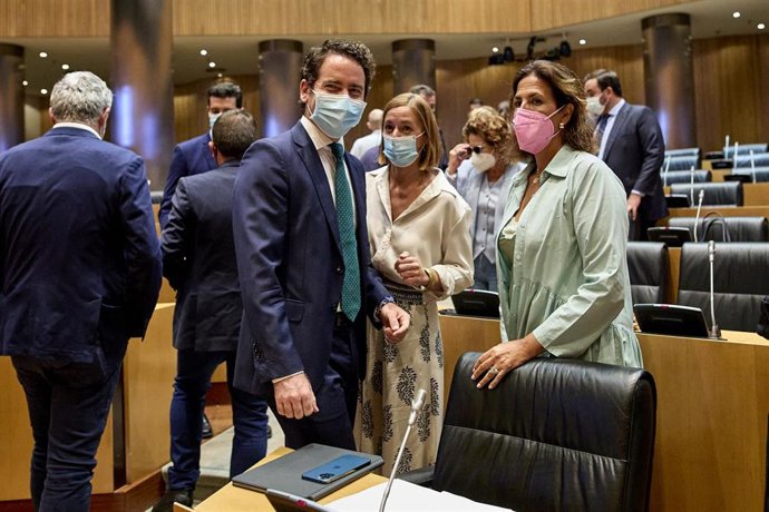 El secretario general del PP, Teodoro García Egea (i).