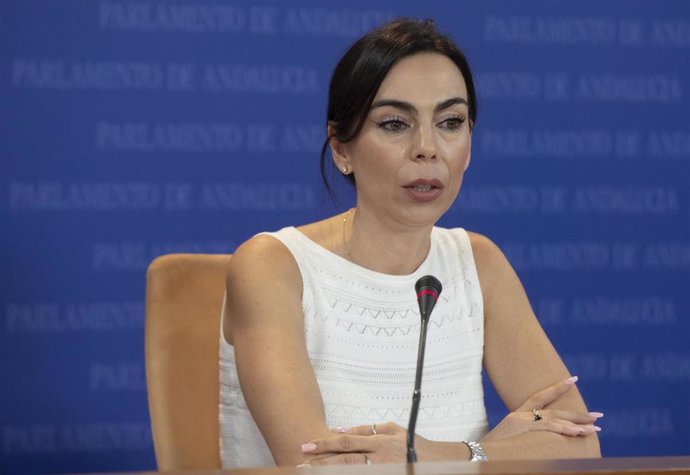 La portavoz parlamentaria de Ciudadanos (Cs) en Andalucía, Teresa Pardo, en rueda de prensa.