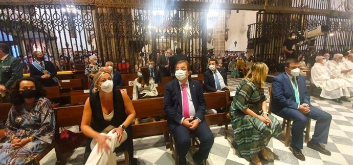 Autoridades en la misa en el Monasterio de Guadalupe