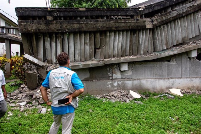 Personal de UNICEF examina un centro educativo destruido en Camp-Perrin, Les Cayes