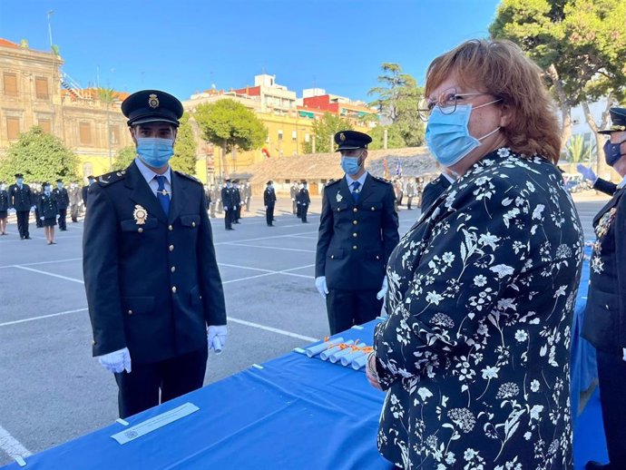 Archivo - La delegada de Gobierno, Gloria Calero, preside el acto de jura de nuevos agentes policiales. ARchivo
