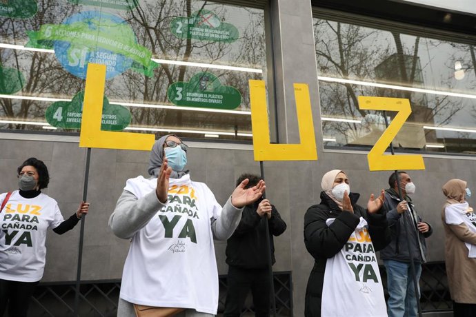 Archivo - Vecinos de los sectores V y VI de la Cañada Real Galiana se manifiestan frente a la Asamblea de Madrid (España), a 4 de febrero. 