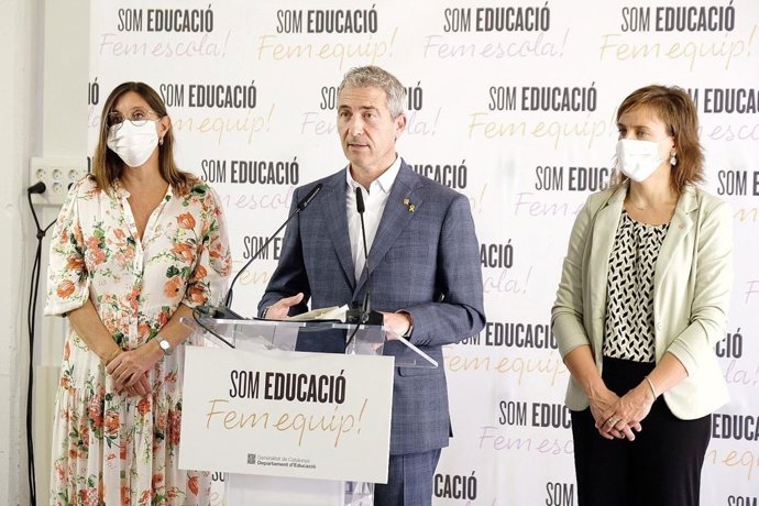 El conseller de Educación de la Generalitat, Josep Gonzlez-Cambray, flanqueado por la secretaria general, Patrícia Gom, y la secretaria de Transformación Educativa, Núria Mora (i-d), en rueda de prensa