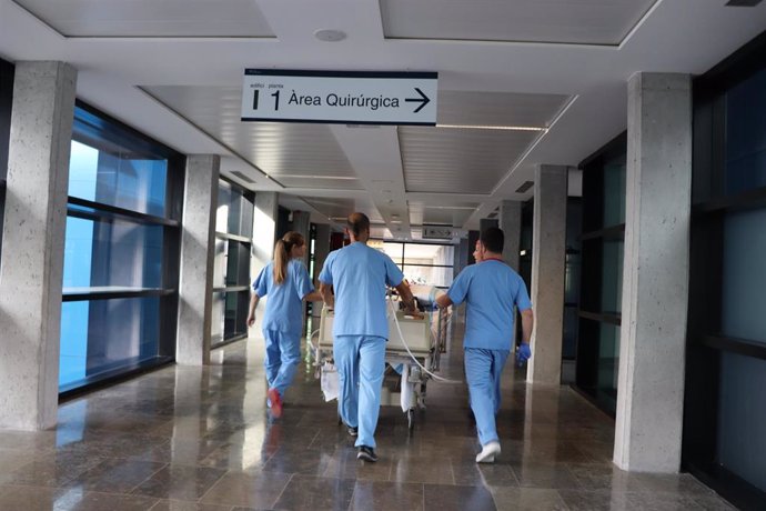 Archivo - Sanitarios en un hospital de Ibiza.