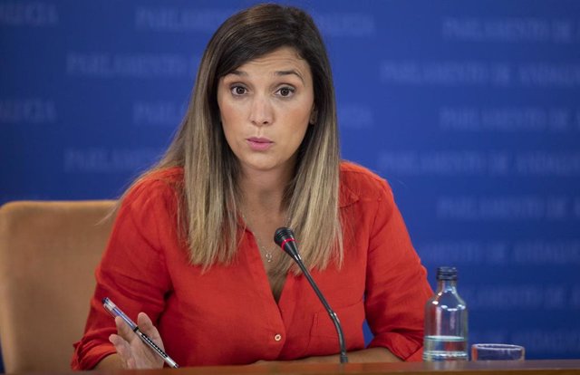 La portavoz adjunta del PSOE-A en el Parlamento andaluz, María Márquez, en rueda de prensa.