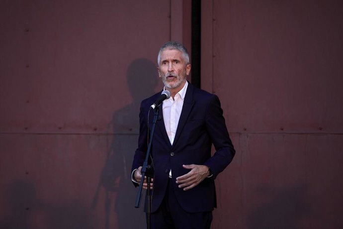 El ministro de Interior, Fernando Grande-Marlaska, ofrece una rueda de prensa en la base aérea de Torrejón de Ardoz
