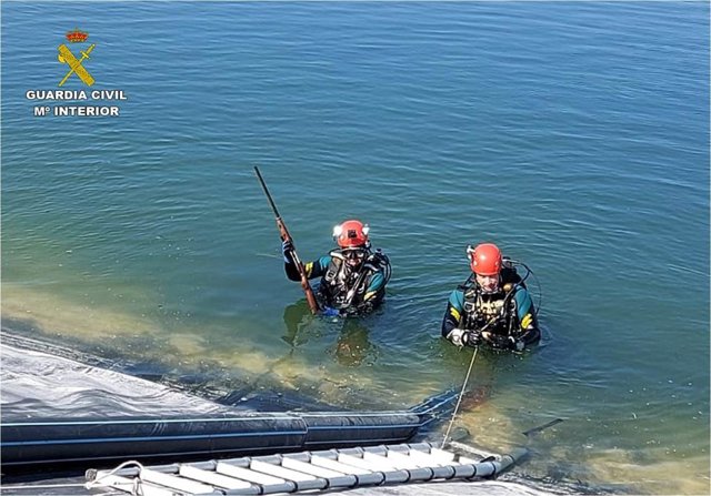 Los buzos recuperando las armas del pantano