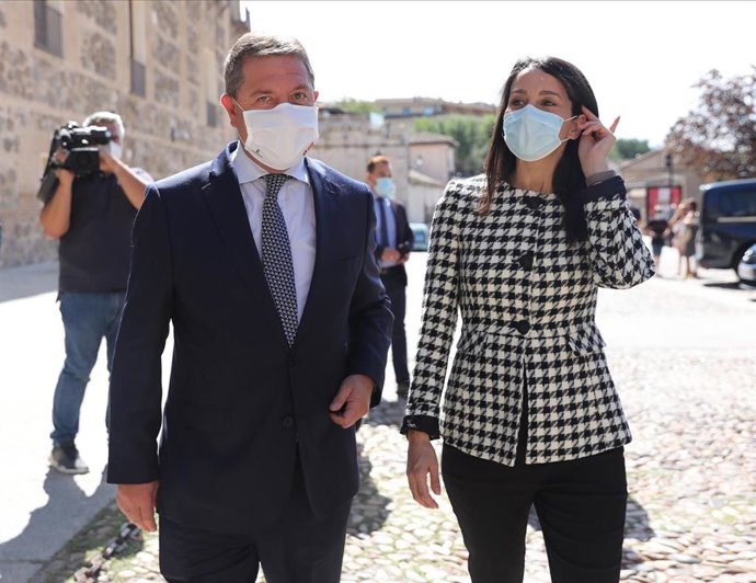 La presidenta de Ciudadanos, Inés Arrimadas, mantiene un encuentro con el presidente de Castilla-La Mancha, Emiliano García-Page, en el Palacio de Fuensalida, Toledo.